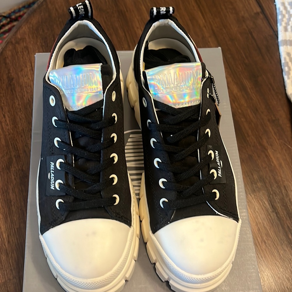 Womens 7.5

Palladium 

Revolt lo tx

New with manufacturer flaw